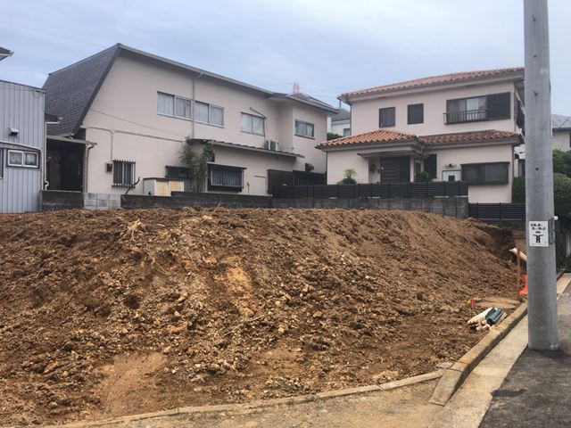 大谷石擁壁撤去工事(神奈川県横浜市青葉区梅が丘)前の様子です。
